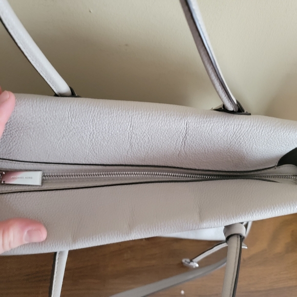 Michael Kors Shoulder Bag Tote pebbled leather w lock EUC - Picture 6 of 9